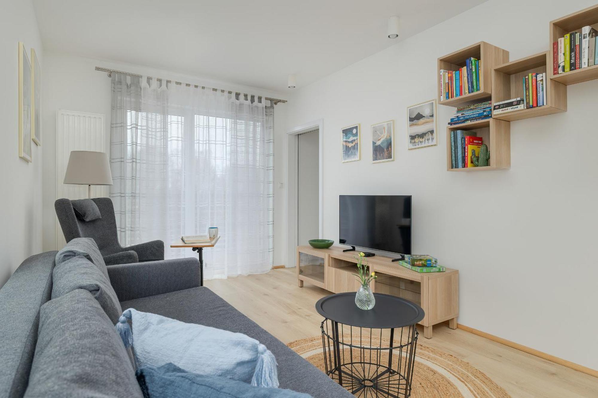 Apartment Cosy And Bright In With Furnished Balcony And Free Parking By Renters *