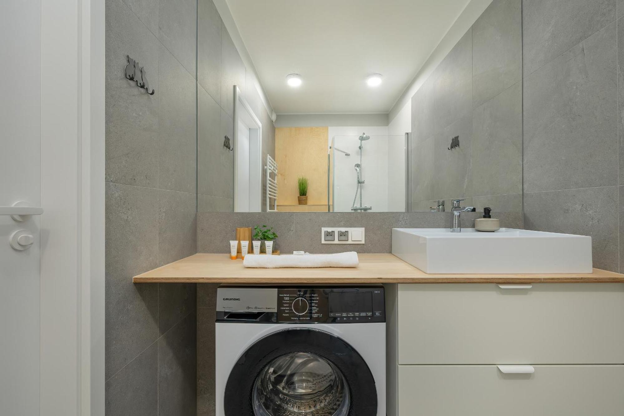 Apartment Cosy And Bright In With Furnished Balcony And Free Parking By Renters *