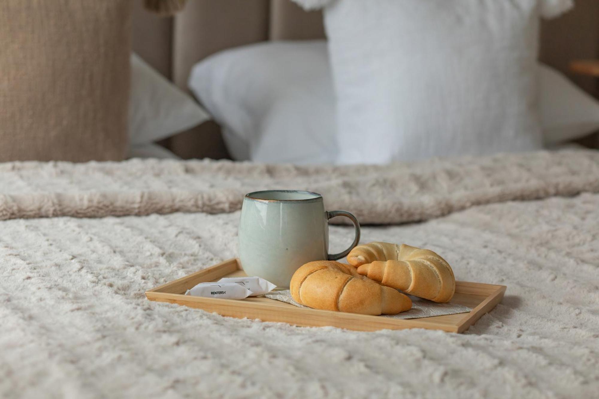 Cosy And Bright In With Furnished Balcony And Free Parking By Renters Apartment