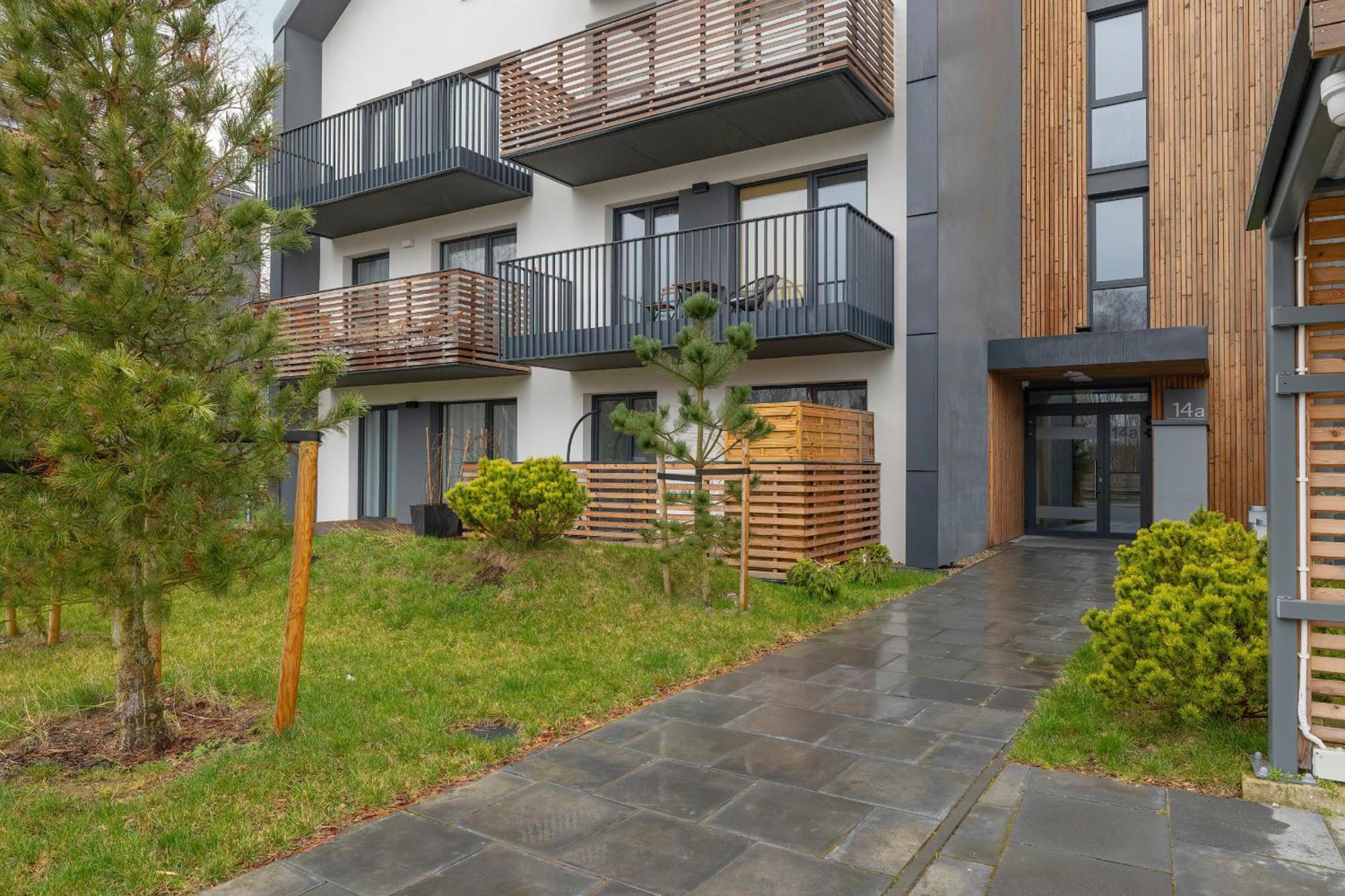 Apartment Cosy And Bright In With Furnished Balcony And Free Parking By Renters